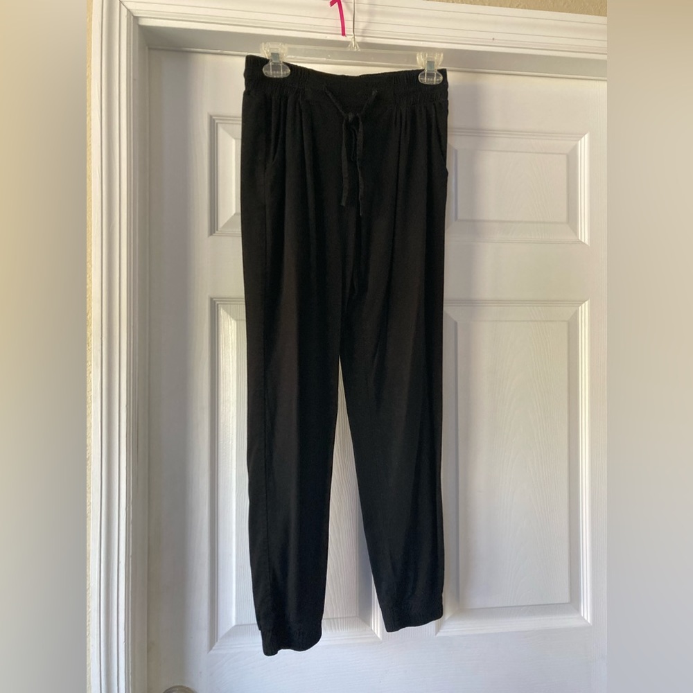 Woman’s black Harlow pants